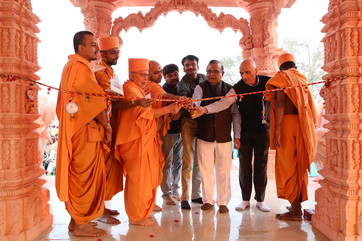 Pujya Ghanshyamcharan Swami and dignitaries perform opening ritual of a mandir in Swaminarayan Nagar
