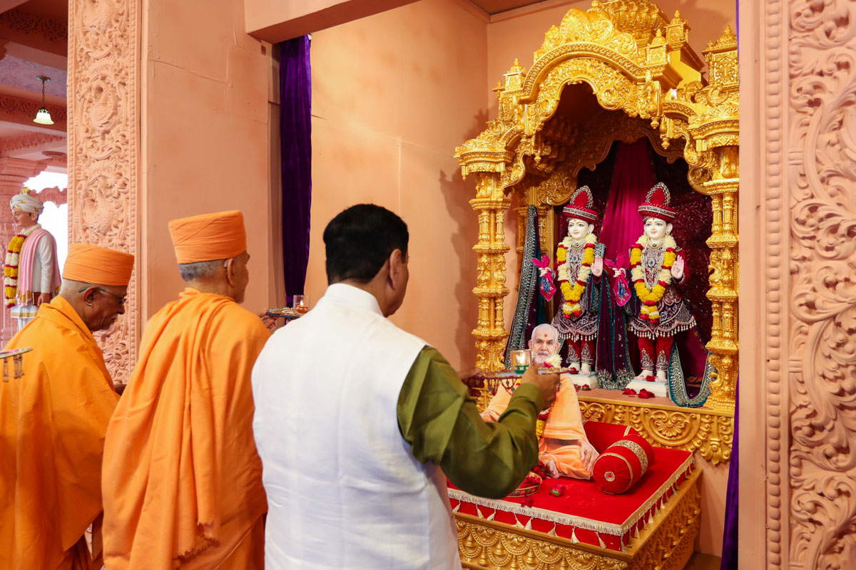 Swamishri, Pujya Doctor Swami and Shri Vijaybhai Rupani perform the arti