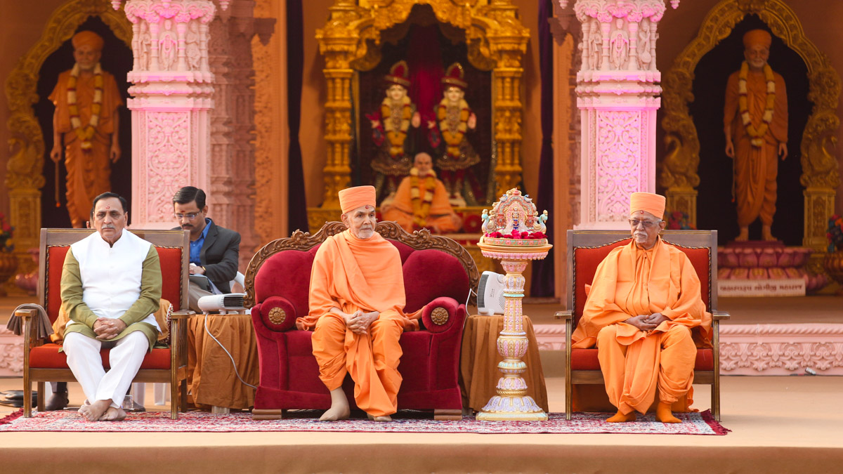 Swamishri, Pujya Doctor Swami and Shri Vijaybhai Rupani on the stage during the nagar opening assembly