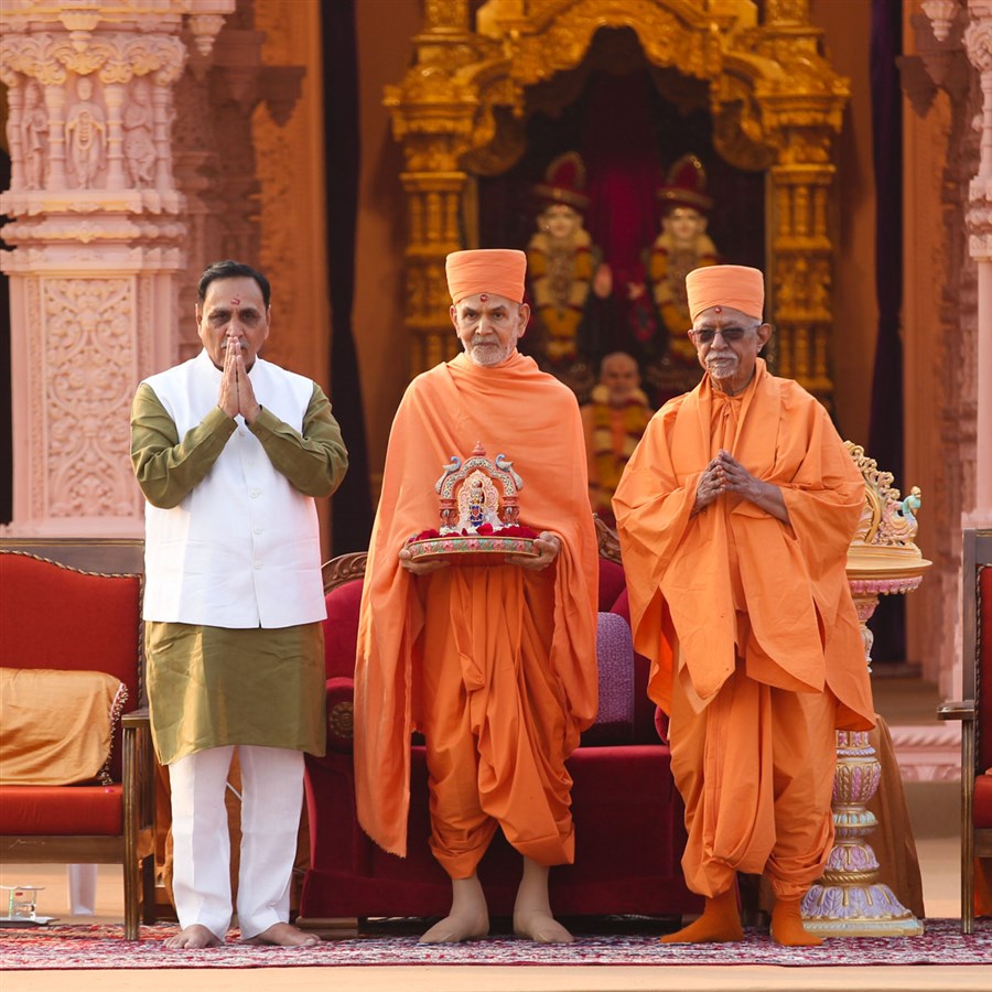 Swamishri, Pujya Doctor Swami and Shri Vijaybhai Rupani with Shri Harikrishna Maharaj