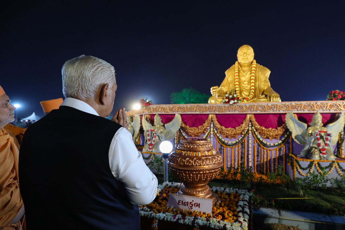 Governor of Karnataka, Shri Vajubhai Vala, visits Swaminarayan Nagar
