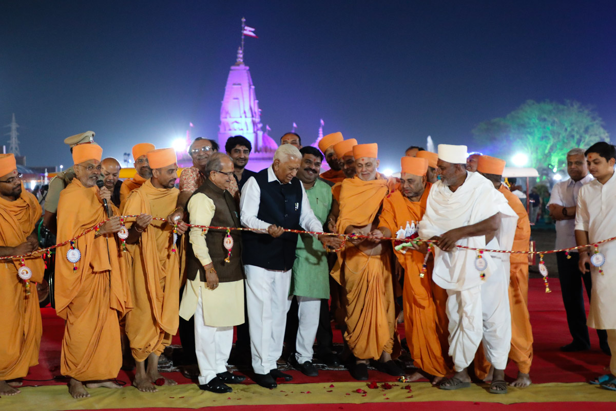 Pujya Viveksagar Swami, Shri Vajubhai Vala and Shri Bhupendrasinh Chudasama perform opening ritual of light & sound show in the evening at Swaminarayan Nagar