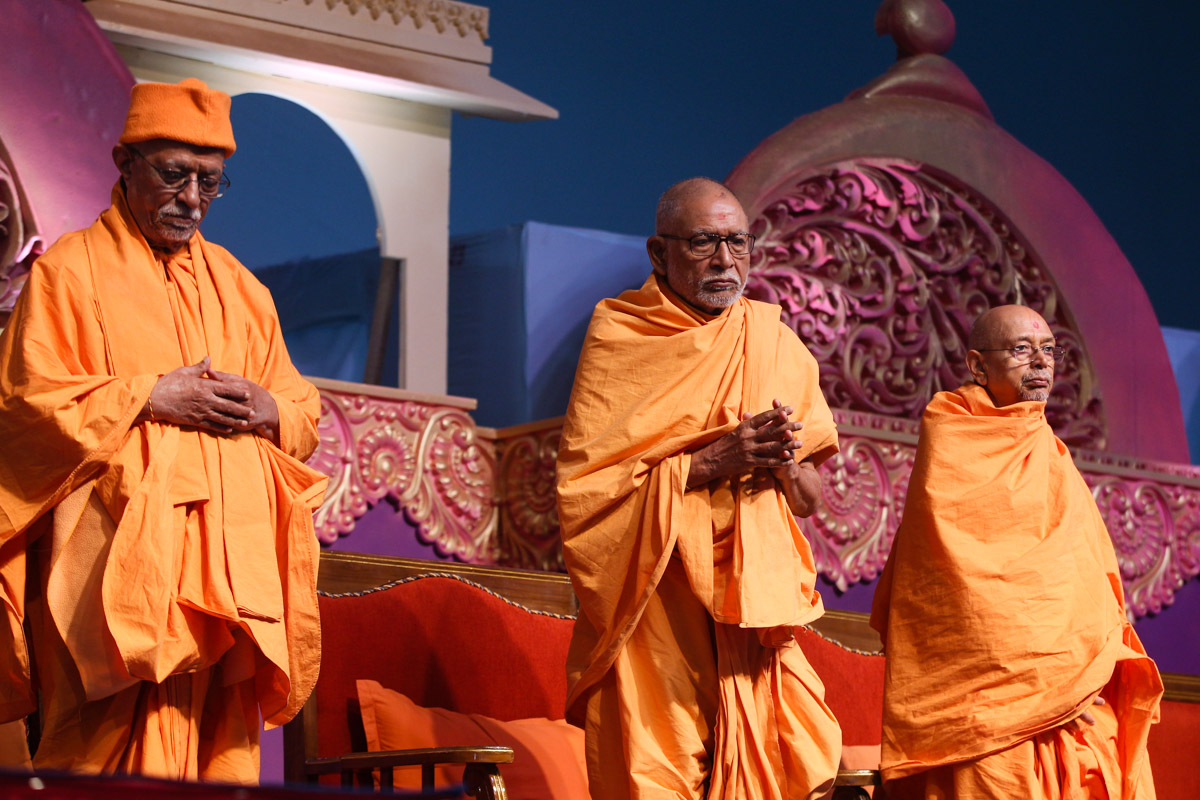 Pujya Doctor Swami, Pujya Kothari Swami and Pujya Tyagvallabh Swami during the national anthem