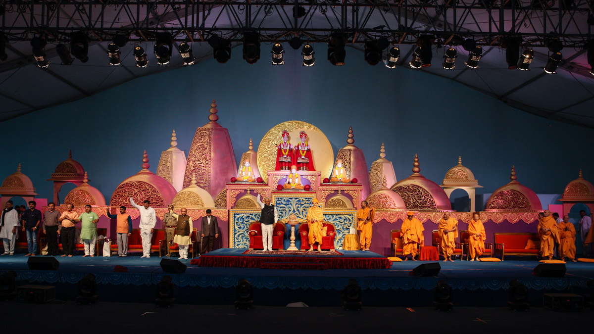 Swamishri, senior sadhus and dignitaries on stage