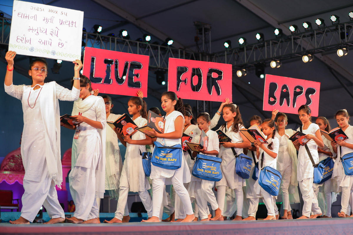 Balikas and yuvatis present a thematic parade