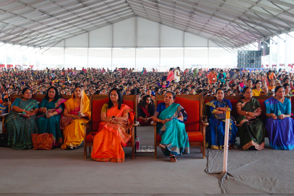 Governor of Madhya Pradesh, Shrimati Anandiben Patel, dignitaries and devotees during the assembly