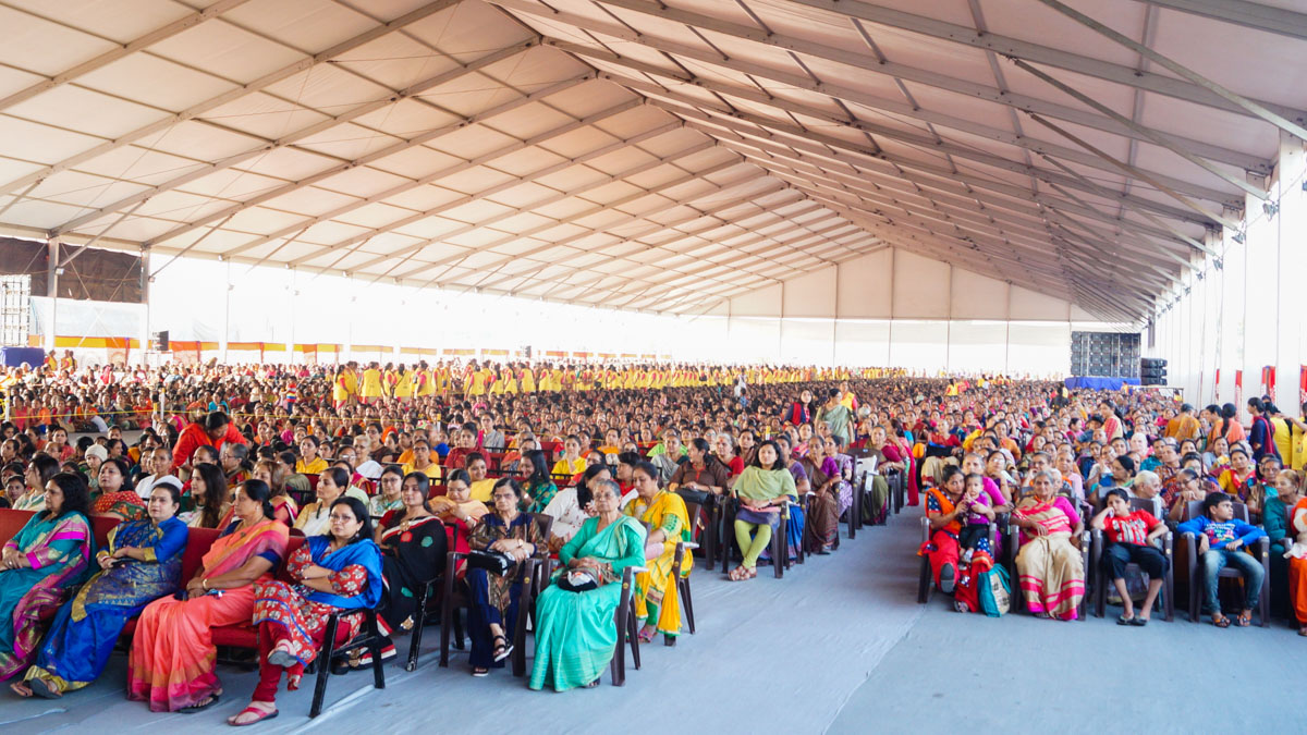 Dignitaries and devotees during the assembly