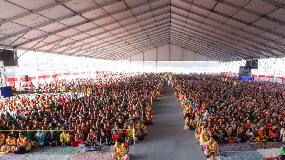 Devotees during the assembly