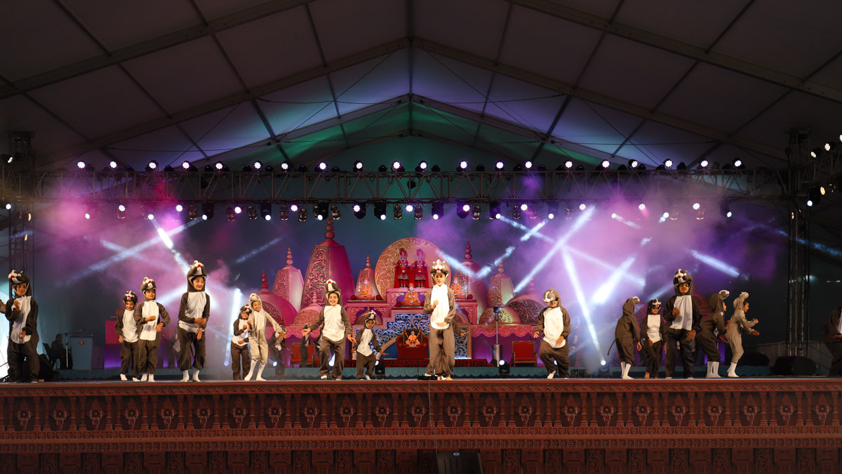 Balikas present a cultural program