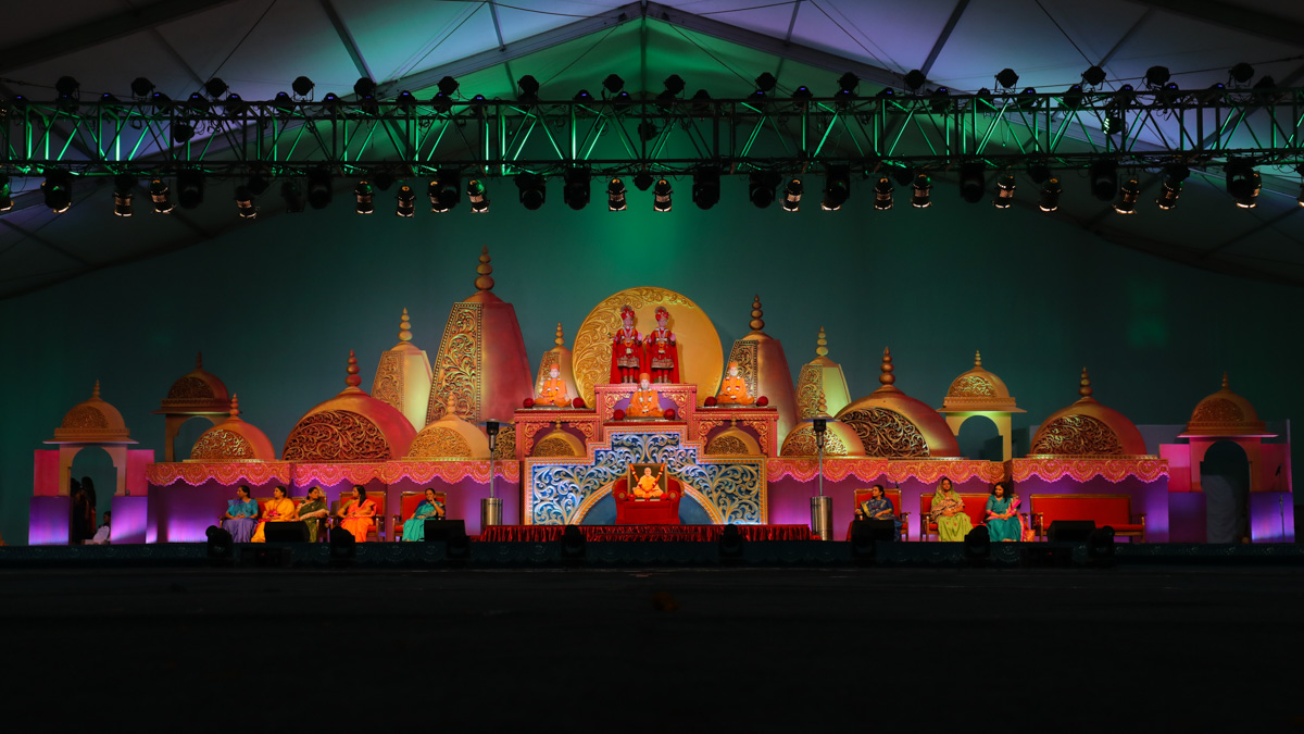 Shrimati Anandiben Patel and dignitaries on the stage during the assembly