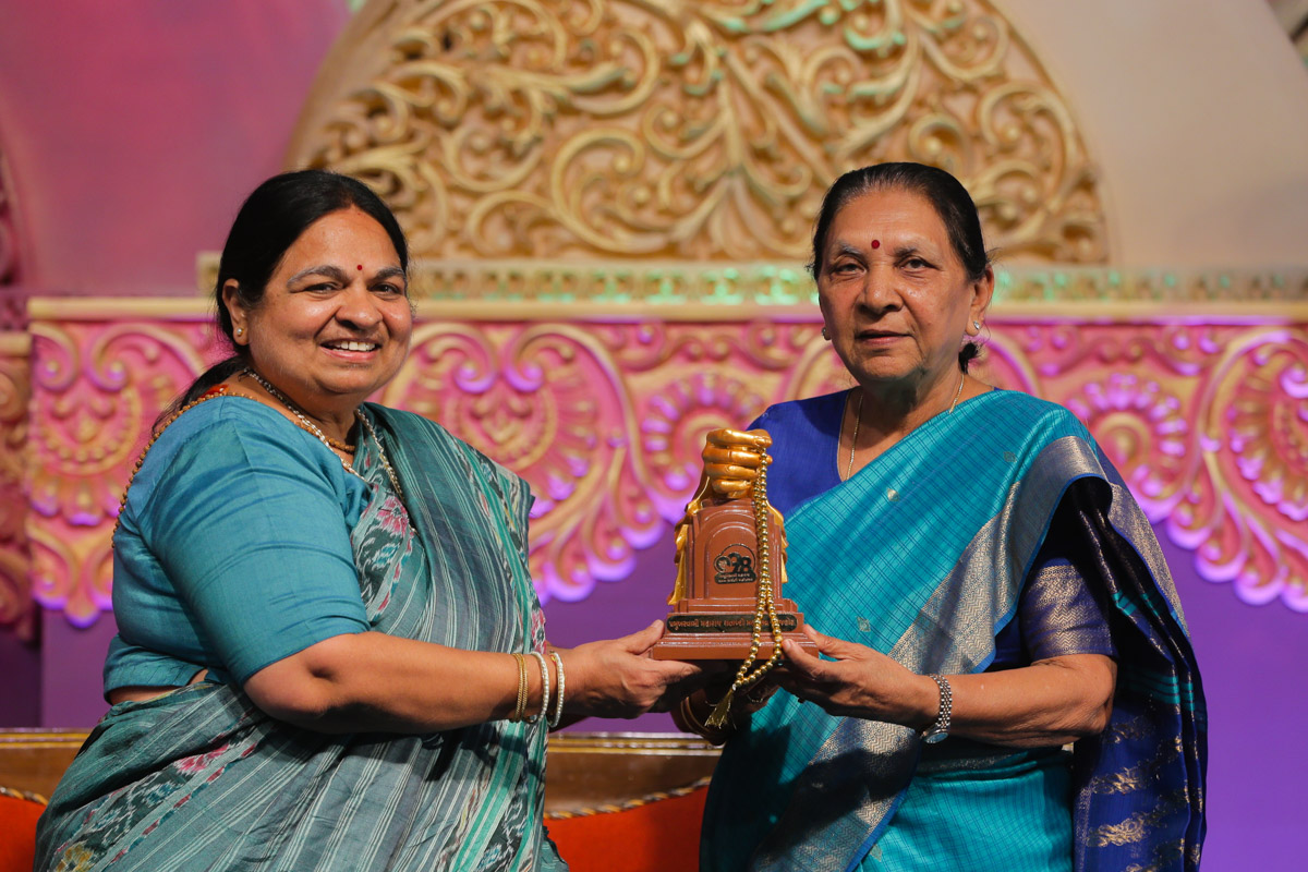 Neetaben Shah presents a memento to Shrimati Anandiben Patel