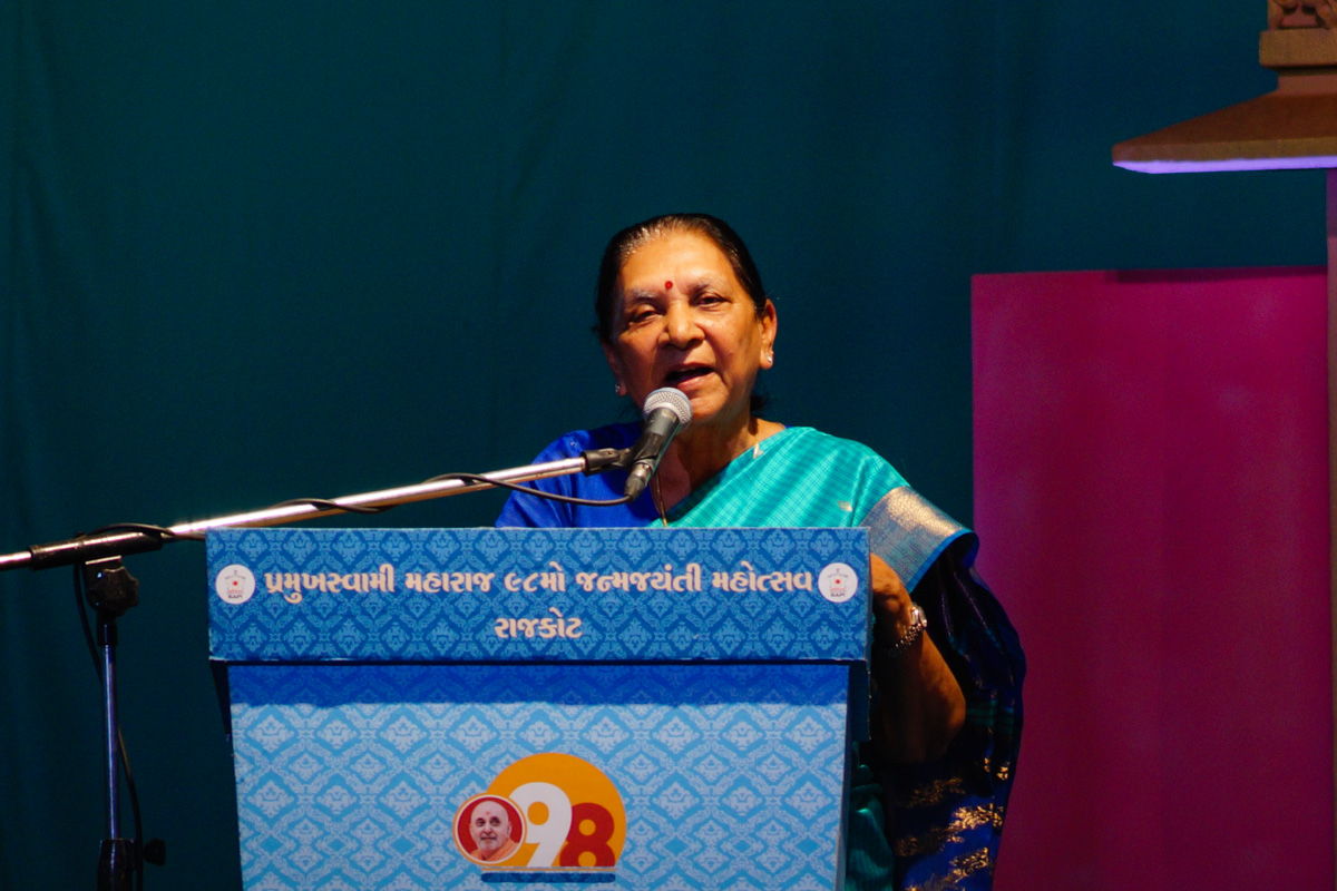 Shrimati Anandiben Patel addresses the assembly