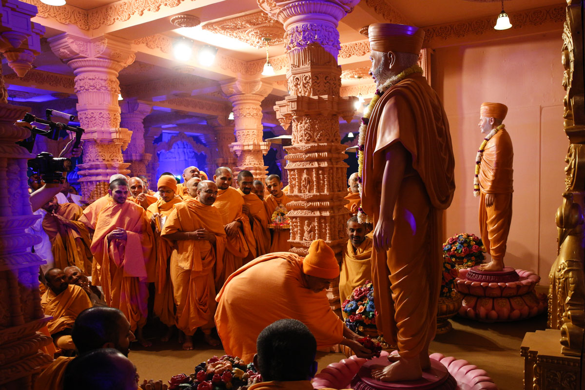 Swamishri offers pushpanjali to Brahmaswarup Pramukh Swami Maharaj