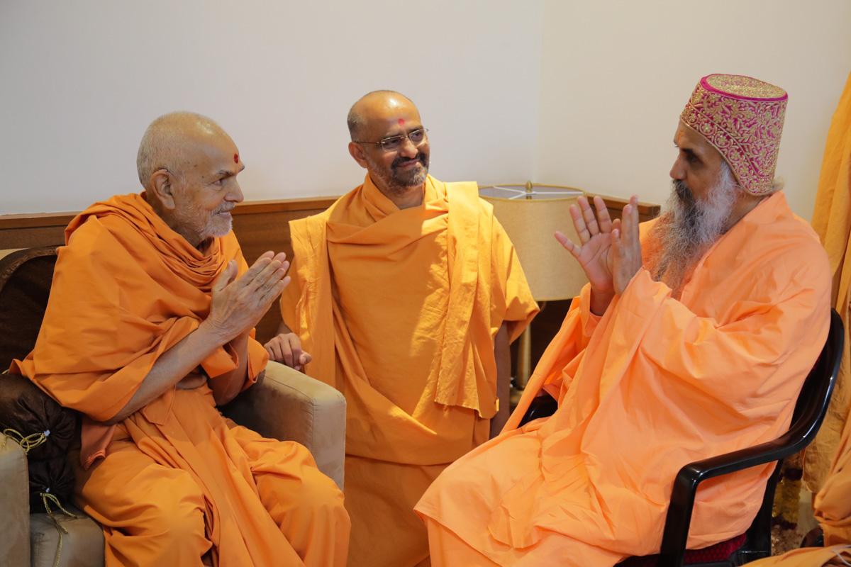 Swamishri meets Acharya Shri Krishnamaniji Maharaj of Pranami Sampraday