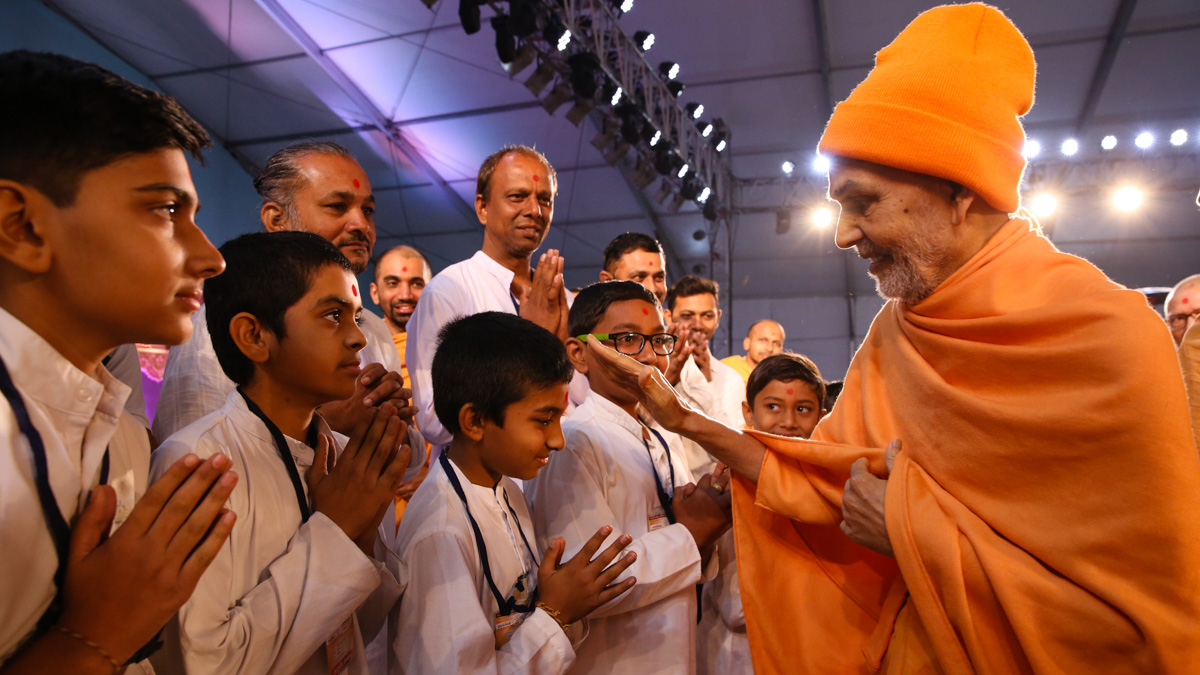 Swamishri blesses children 