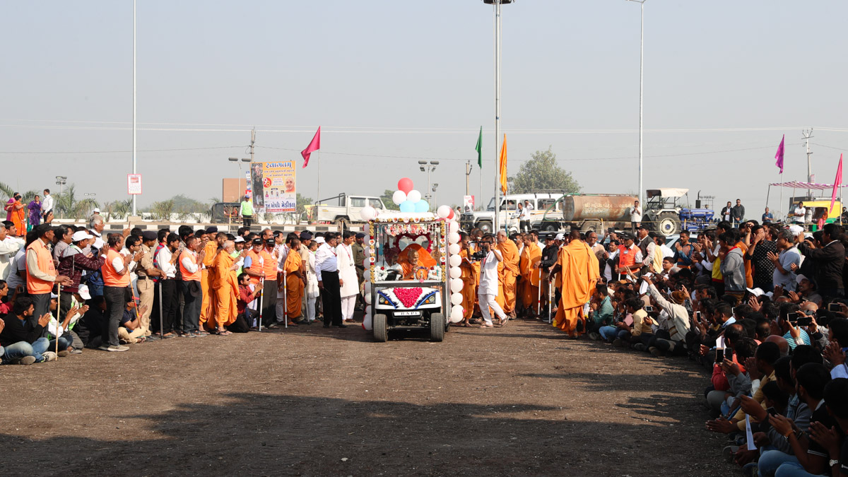 Param Pujya Mahant Swami Maharaj visits Swaminarayan Nagar in the morning
