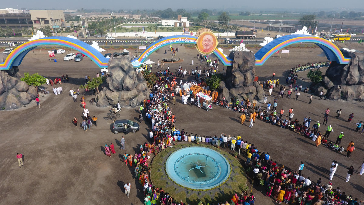 Swamishri visits Swaminarayan Nagar