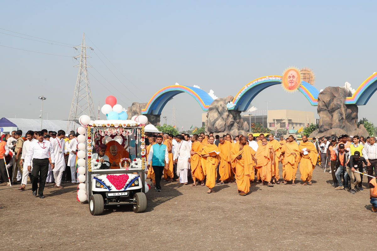 Swamishri visits Swaminarayan Nagar