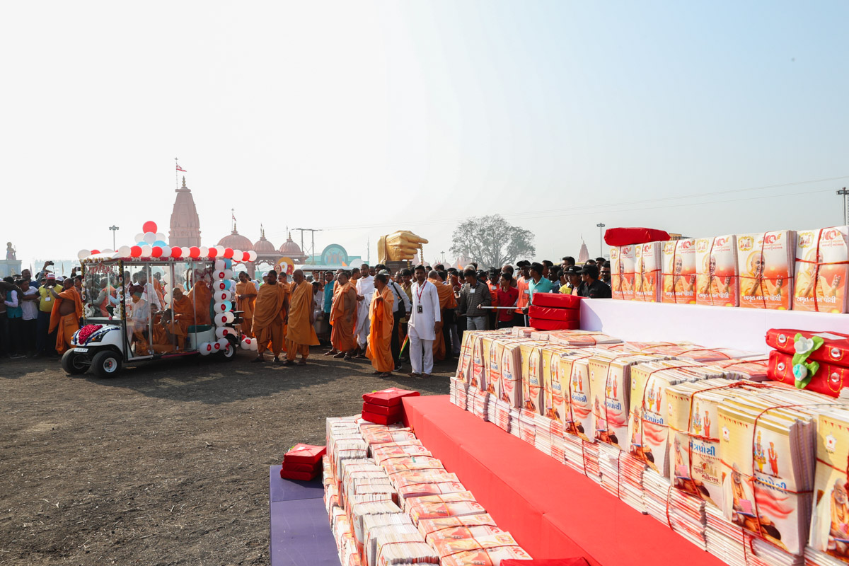 Swamishri observes mantrapothi