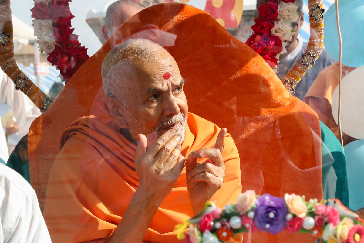 Swamishri observes mantrapothi