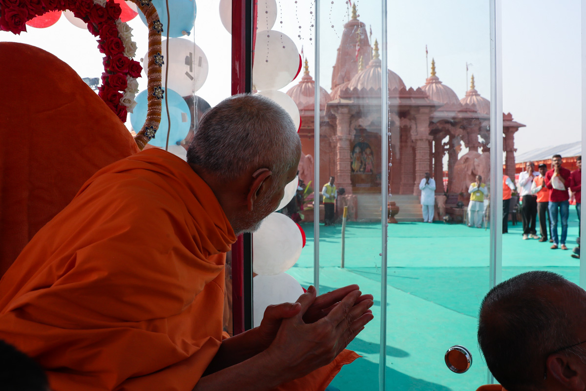 Swamishri doing darshan of Thakorji