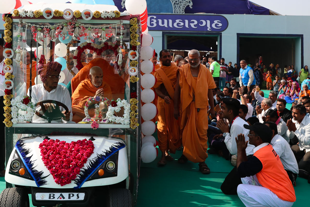 Volunteers and devotees doing darshan of Swamishri