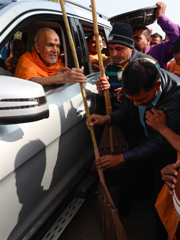 Swamishri sanctifies brooms