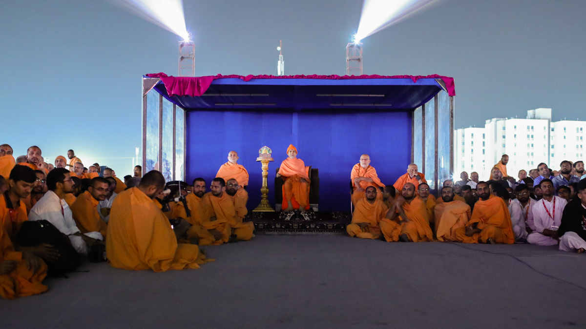Swamishri observes light & sound show