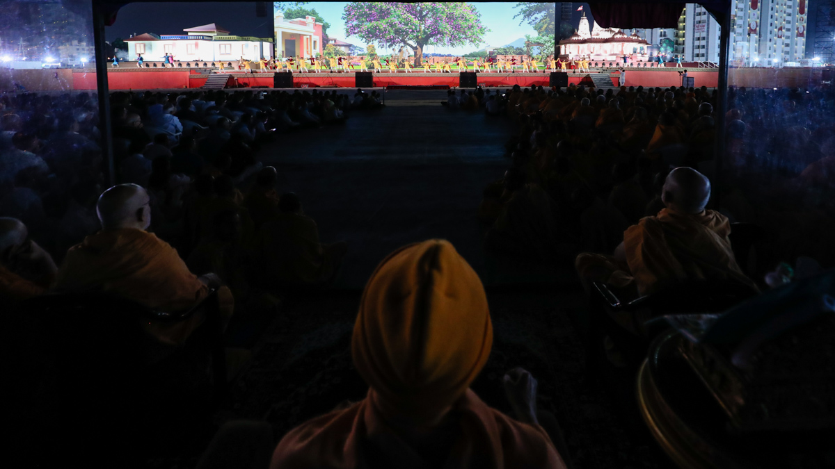 Swamishri observes light & sound show