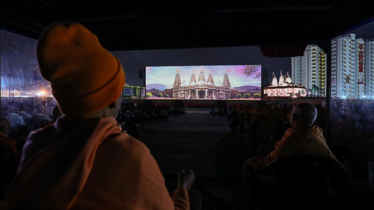 Swamishri observes light & sound show