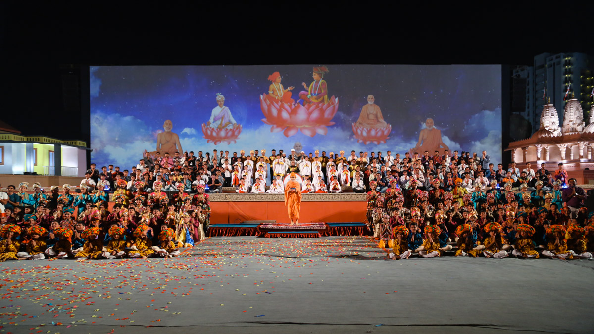 Performers with Swamishri