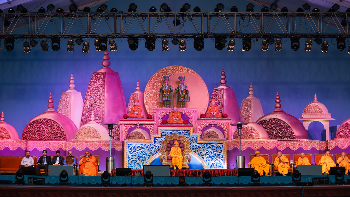 Swamishri, senior sadhus and dignitaries in the evening satsang assembly