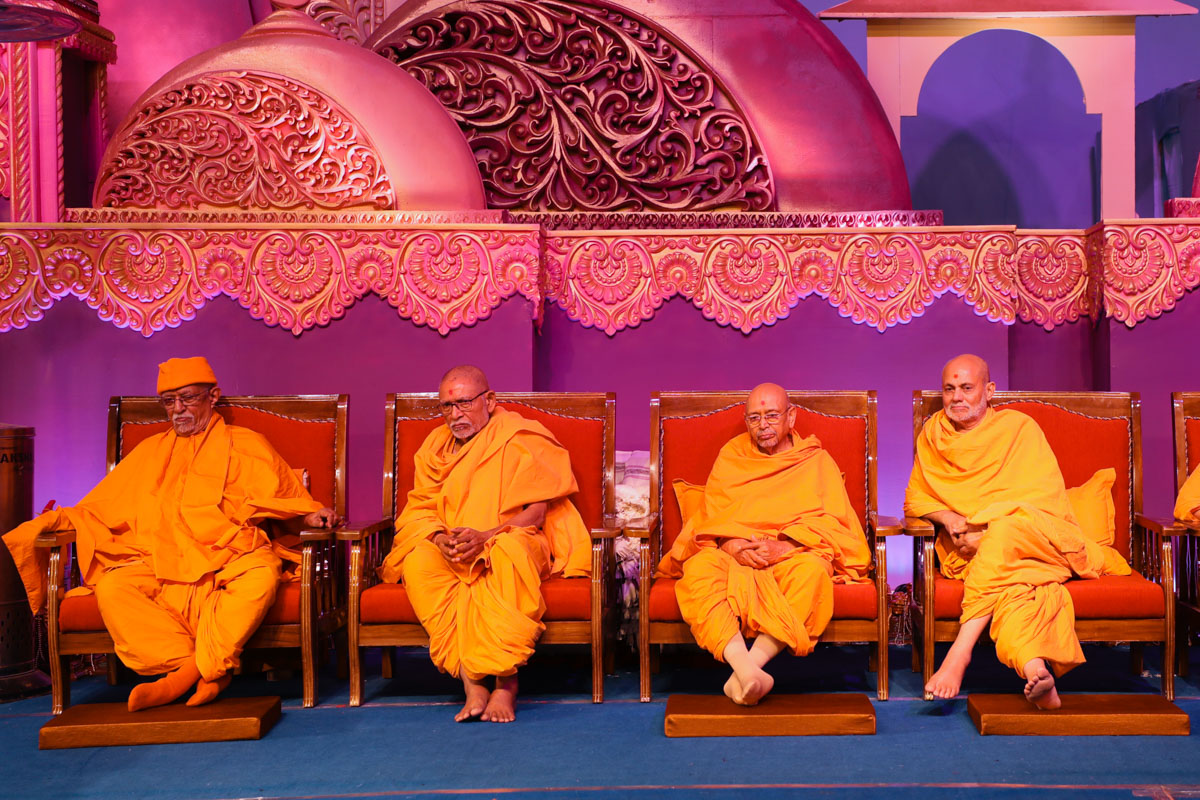Pujya Swayamprakash Swami (Doctor Swami), Pujya Bhaktipriya Swami (Kothari Swami), Pujya Tyagvallabh Swami and Pujya Viveksagar Swami during the assembly