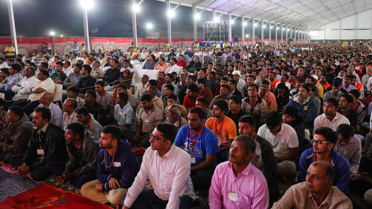 Devotees during the assembly
