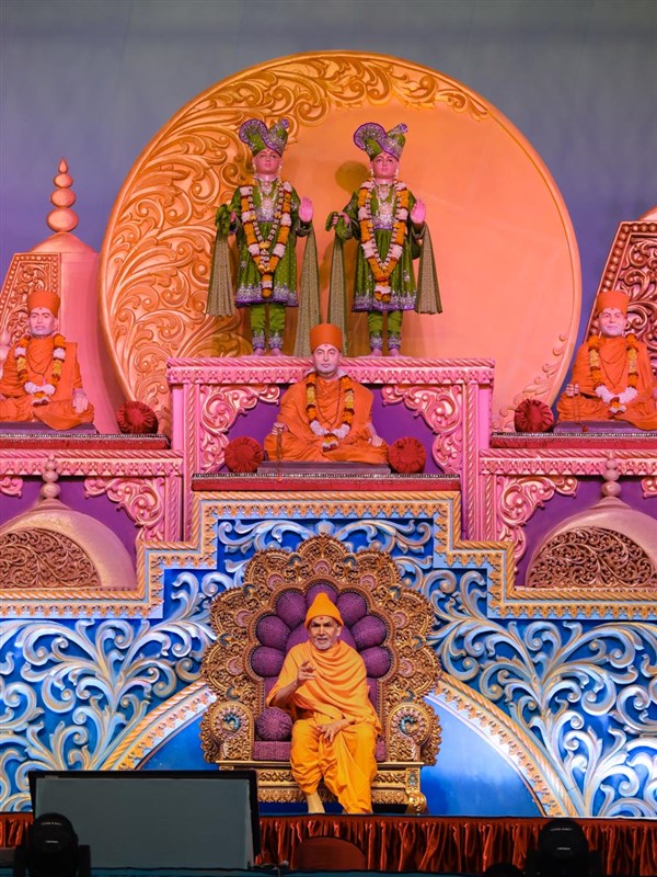 Swamishri blesses the assembly