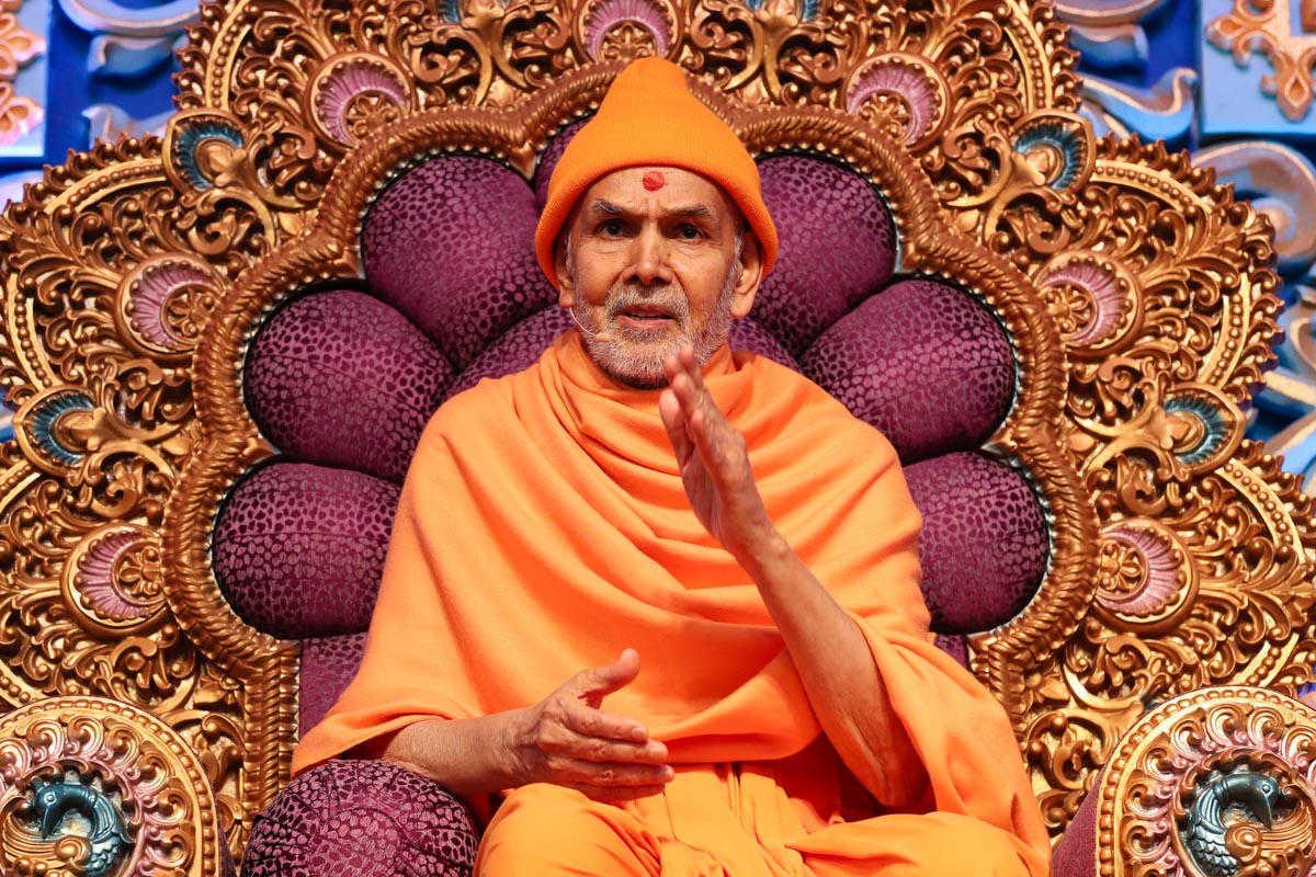 Swamishri blesses the assembly