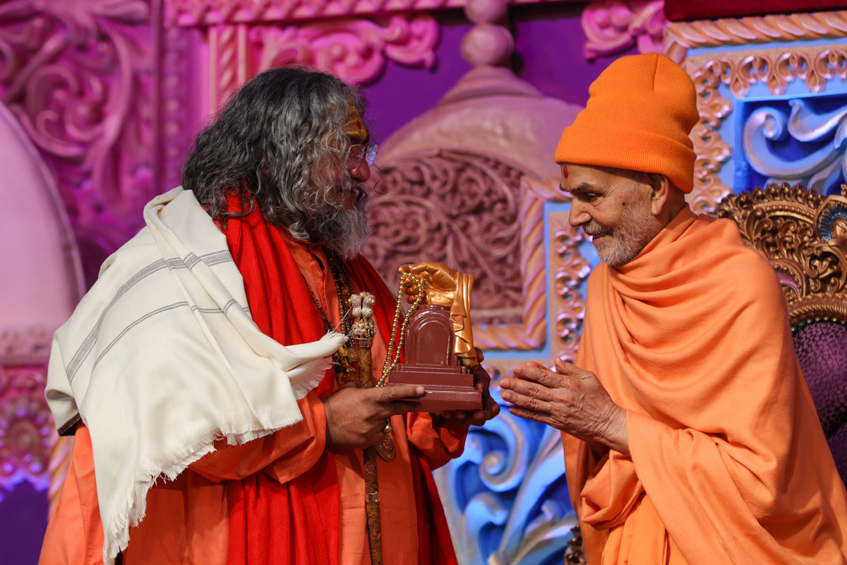 Swamishri presents mementos to invited guests