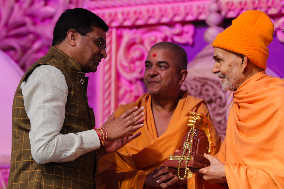 Swamishri presents mementos to invited guests