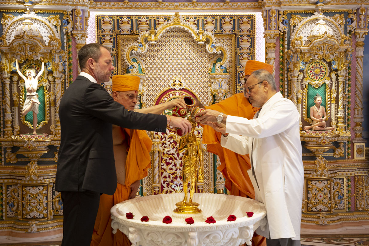 Pujya Ishwarcharan Swami, Anandswarup Swami, Dr. Tejas Patel and Mr. Mark Toland perform abhishek of Shri Nilkanth Varni