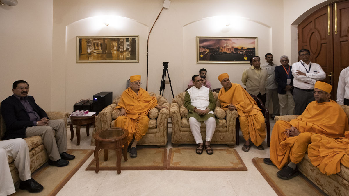 Pujya Ishwarcharan Swami, CM Shri Vijaybhai Rupani, Collector Shri S K Langa and others observe Telerobotic Coronary Intervention