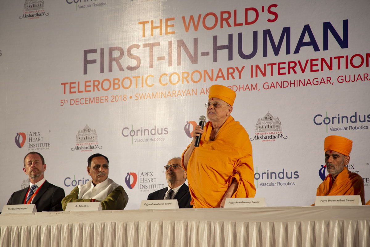 Pujya Ishwarcharan Swami addresses the gathered mediapersons and observers