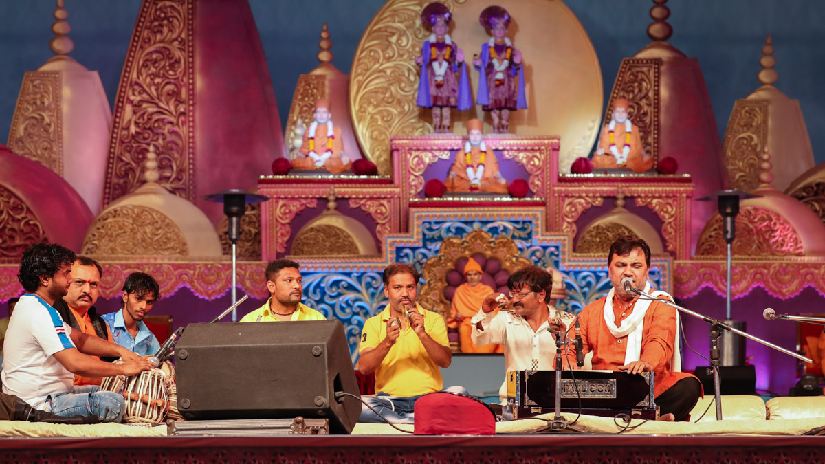 Shri Kirtidan Gadhvi presents kirtan bhakti in the assembly<br><a href="https://www.baps.org/Photos/2018/9-December-2018-17597.aspx?mid=152693" target="blank" style="text-decoration:underline; color:blue;">For more photos</a>