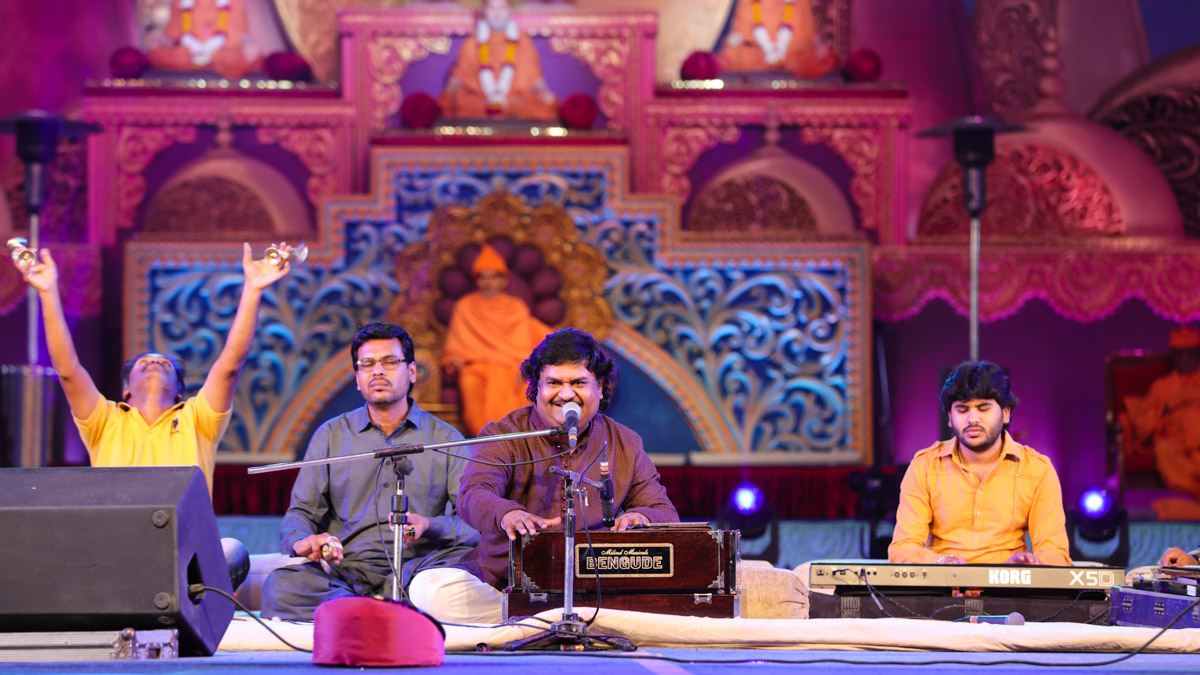 Shri Osman Mir presents kirtan bhakti in the assembly