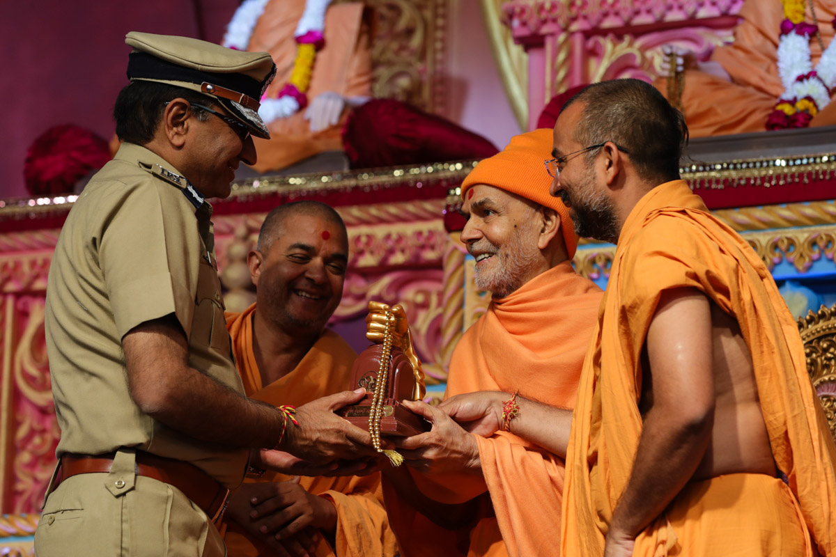 Swamishri presents mementos to invited guests