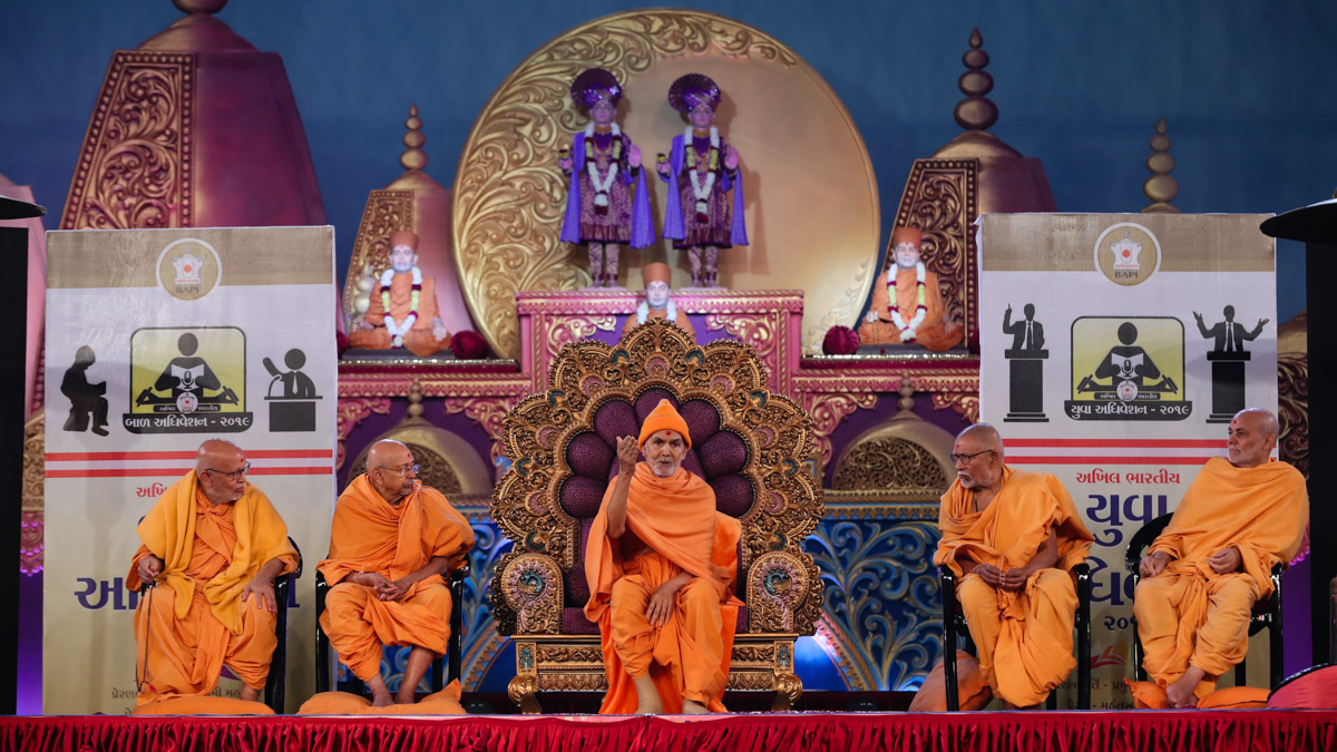 Swamishri blesses the assembly