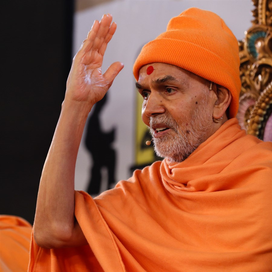 Swamishri blesses the assembly