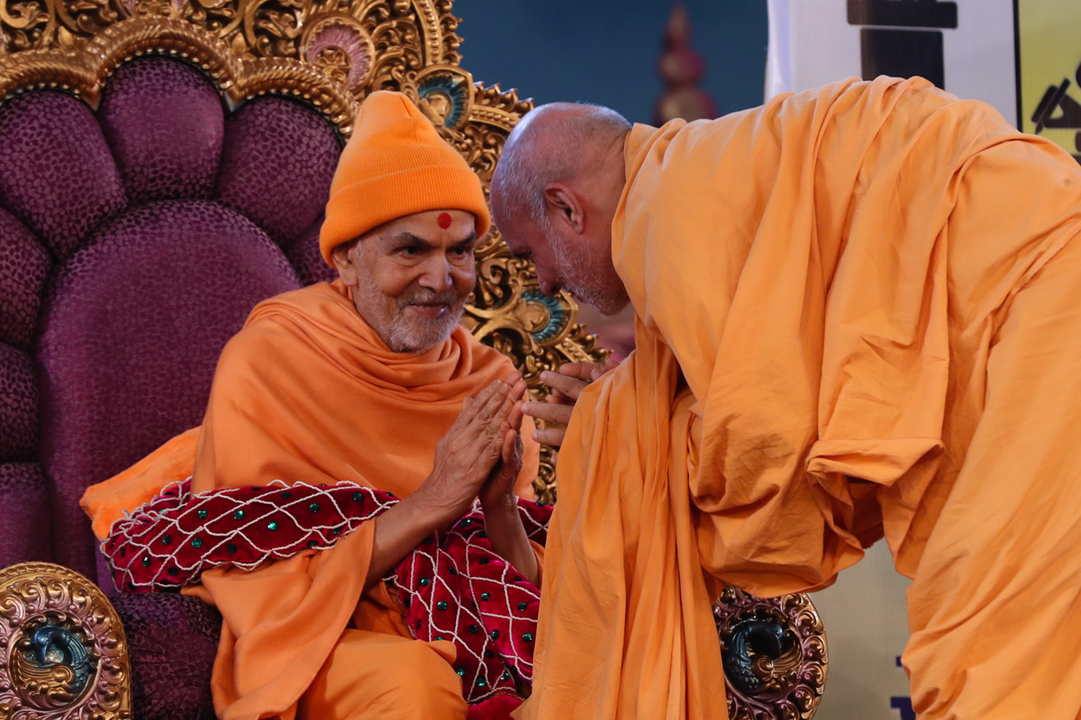 Pujya Viveksagar Swami honors Swamishri with a garland