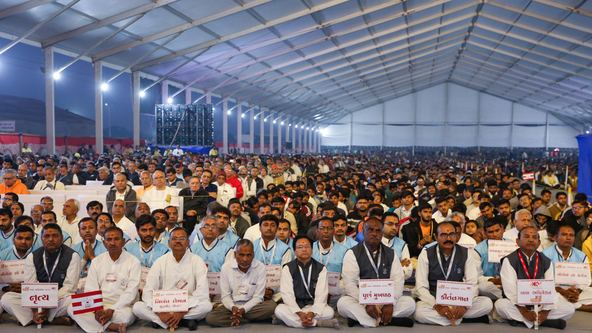 Devotees during the assembly
