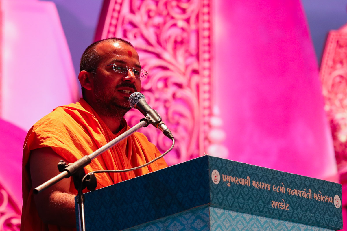 Apurvamuni Swami addresses the evening satsang assembly