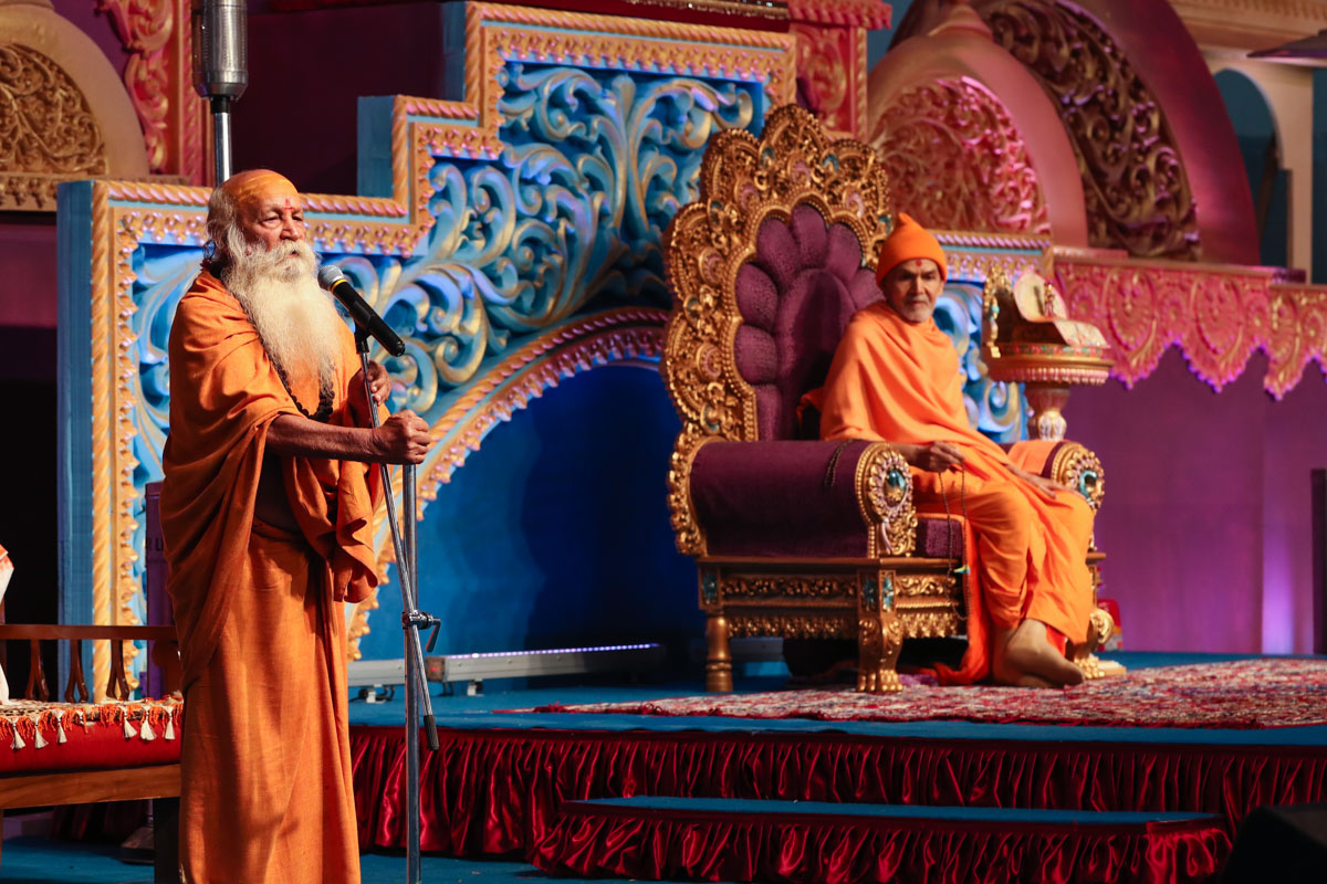 Pujya Bharti Bapu addresses the assembly